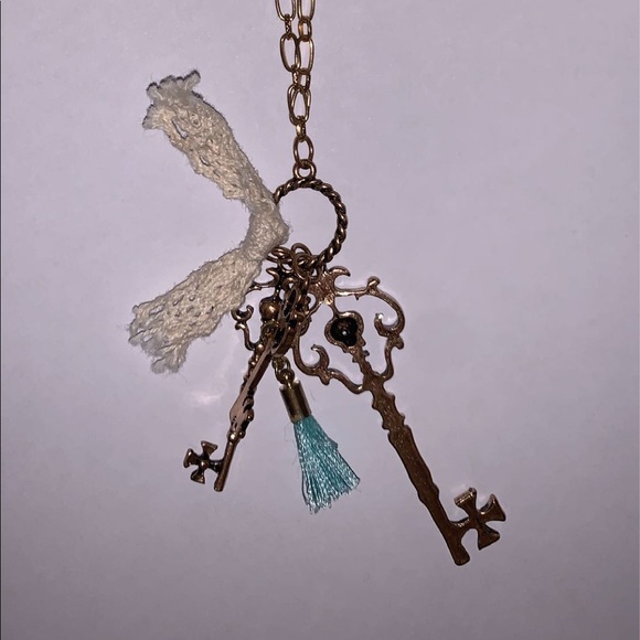 gold Key necklace - Picture 2 of 2